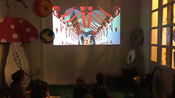 Prikazivanje crtanog filma "Alisa u zemlji čudesa"