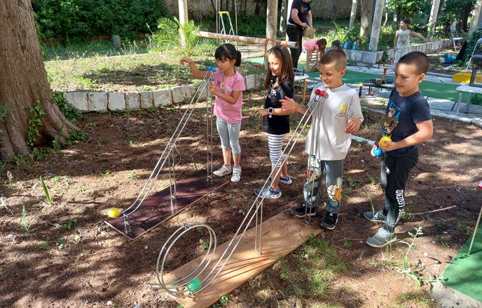 Djeca oduševljena interaktivnom izložbom koju čine eksponati iz fizike