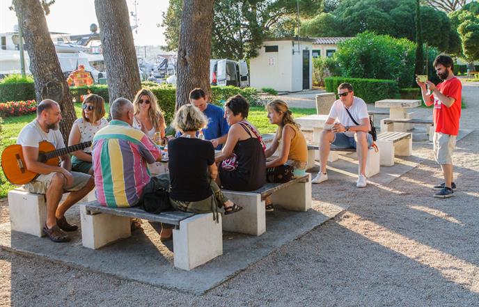 'Knjige pod stablima' oduševile Gružane