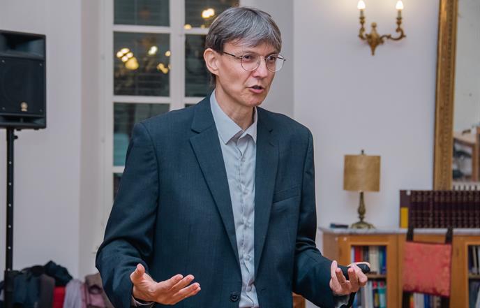 Dr. Zdeslav Hrepić, „Živa fizika: Zakoni prirode kao životne metafore za junakovo putovanje"