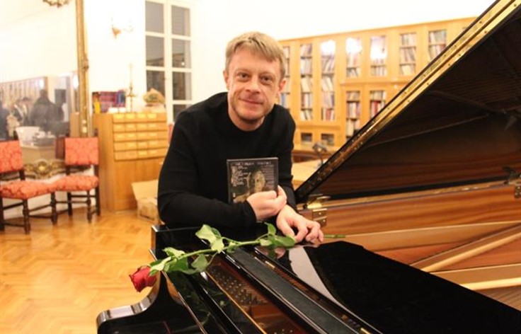 Matija Dedić održao koncert Arsenovih pjesama povodom Valentinova