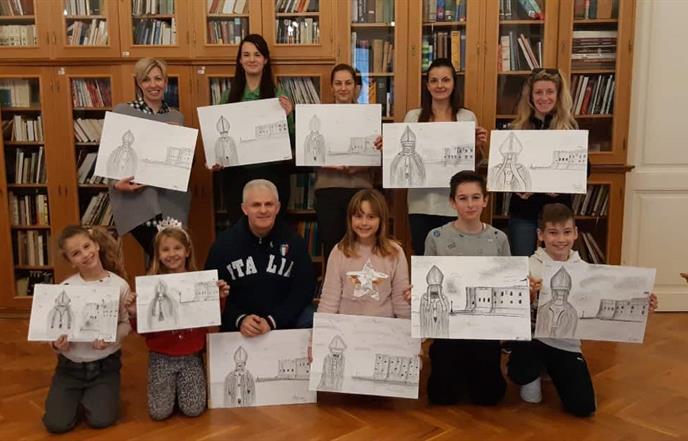 Prvog dana slikarskih radionica polaznici učili skicirati ugljenom