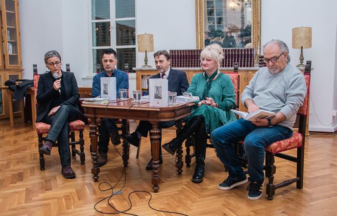 Predstavljena antologija hrvatske antiratne poezije "Cvrčci u trubi"