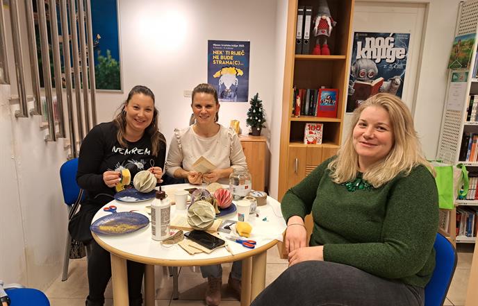 U Ogranku Cavtat održana radionica izrade božićnih ukrasa s Jelenom Feregjom