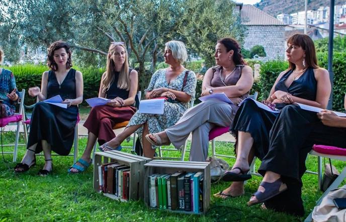 Posjetitelji drugih ovogodišnjih Knjiga pod stablima uživali u susretu sa Sandom Lončar Ružić, Lego radionici i pjesnikinjama s juga