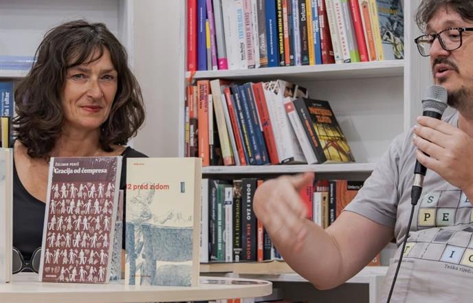 Posjetitelji uživali u razgovorima sa Stašom Aras i Želimirom Perišem, književnim "zvijezdama" četvrtog izdanja "Knjiga pod stablima"