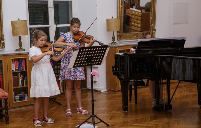 Održano glazbeno-lirsko druženje za djecu "Ja sam ja" u izvedbi sestara Mare i Lucie Deše Schranz