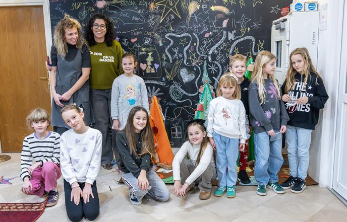 Vrijedni kreativci s Lenom Kramarić ukrasili kutak prizemlja Narodne knjižnice Grad