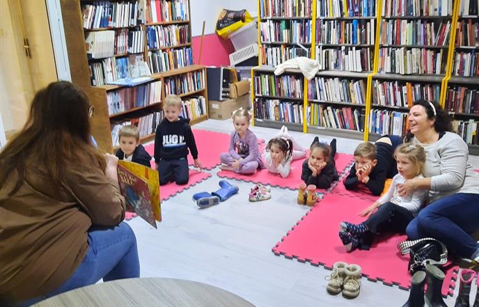 Mali knjižničari u velikoj knjižnici