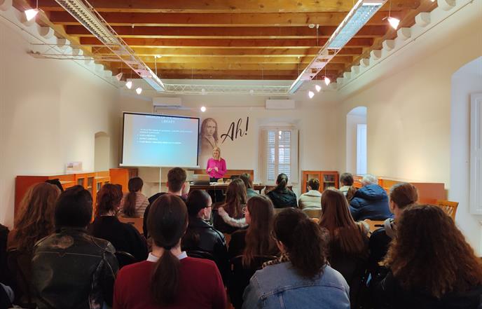 Sudionici Simpozija Euroclassica Academia Ragusina u stručnom posjetu Znanstvenoj knjižnici Dubrovnik