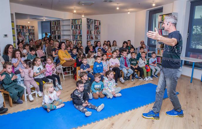 Interaktivni lutkarski mjuzikl „Put oko svijeta“ oduševio najmlađe posjetitelje 🌍