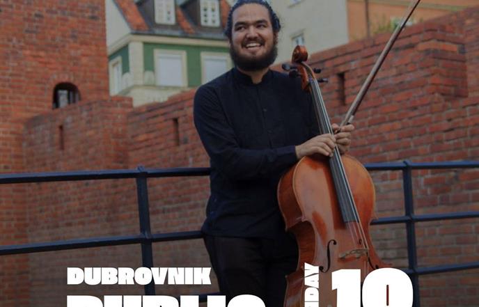 Meksički violončelist Jairo Ortiz u ponedjeljak u Saloči od zrcala