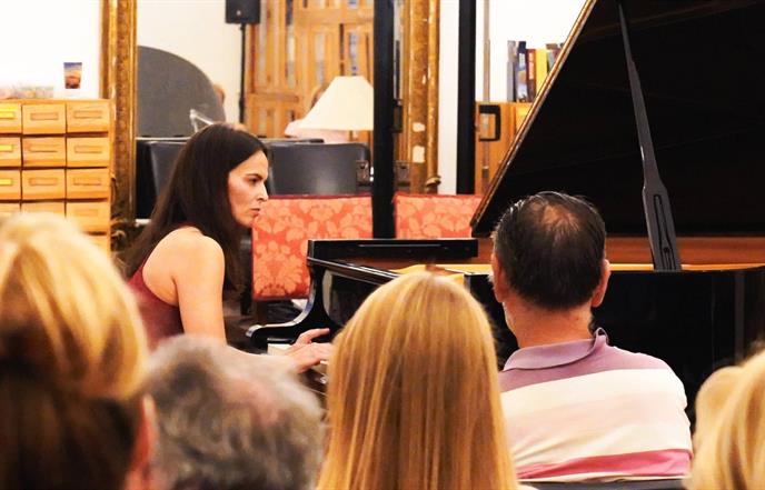 Klavirski recital Ružice Koncul „Svemir od sonata II“ oduševio publiku u Saloči od zrcala