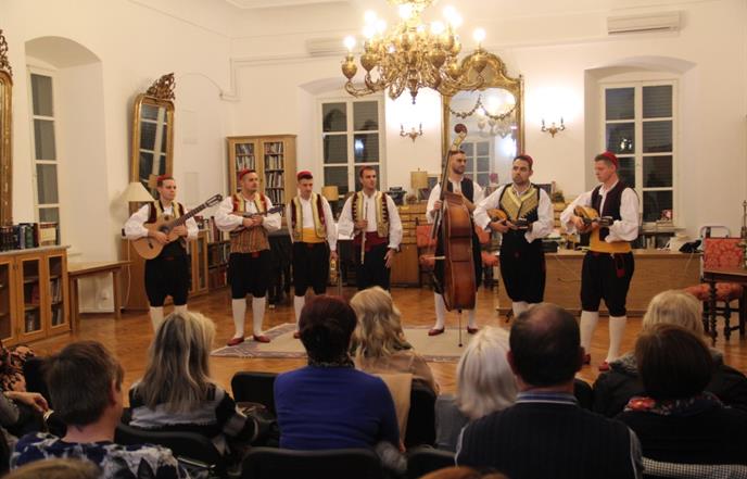 Klapa Kaše kolendama i božićnim pjesmama donijela dašak blagdana u Knjižnice