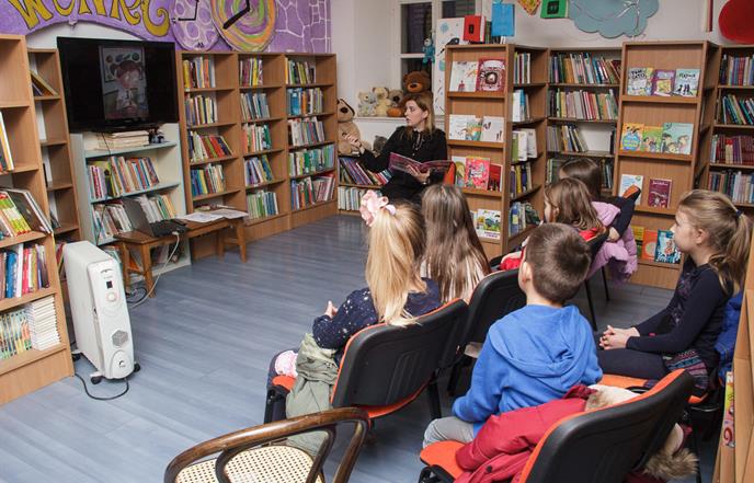 Knjigoljupci u akciji s knjižničarkom  Nikolinom