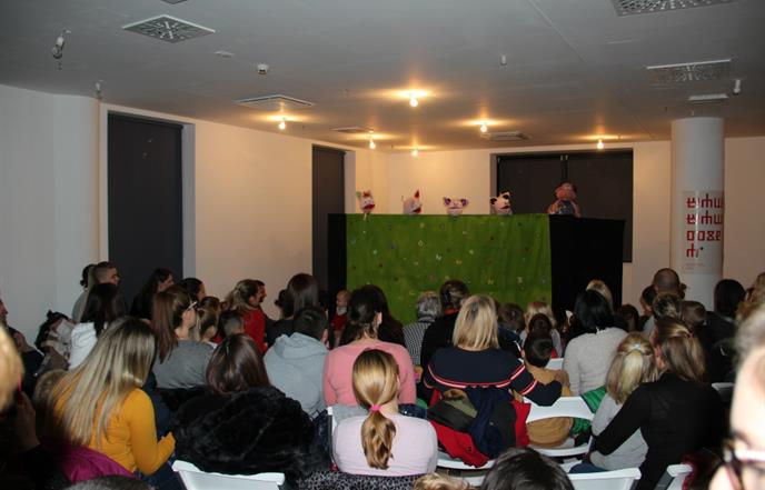 ''Tri praščića'' razveselila mališane