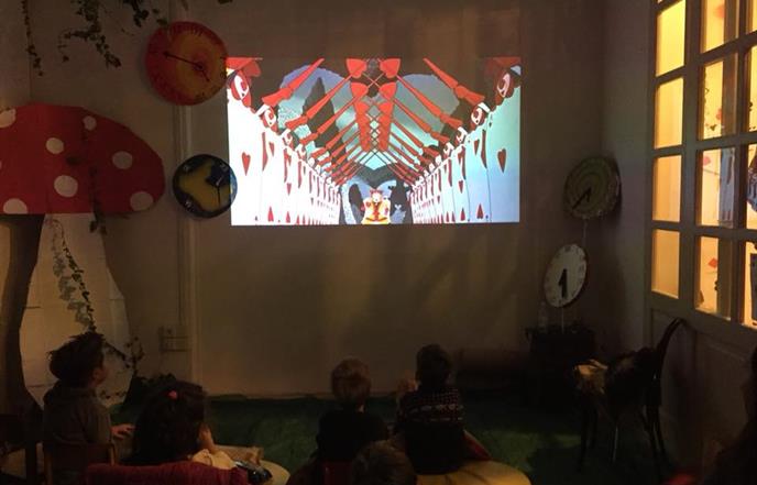 Prikazivanje crtanog filma "Alisa u zemlji čudesa"